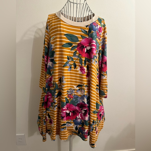 🌺💛Floral top💛🌺 - Picture 2 of 2